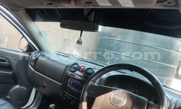 Nunua Ilio tumika Isuzu KB Nyeupe Gari ndani ya Maputo nchini Maputo Nunua Ilio tumika Isuzu KB Nyeupe Gari ndani ya Maputo nchini Maputo