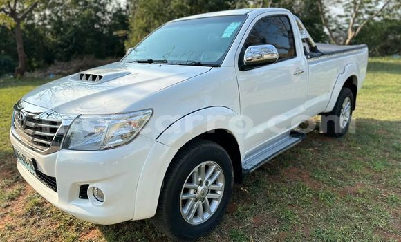 Comprar Usado Toyota Hilux Branco Carro em Maputo em Maputo