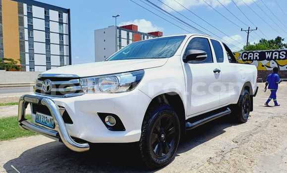 Comprar Usado Toyota Hiluxe Revo Branco Carro em Maputo em Maputo