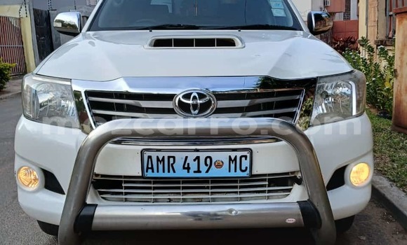 Comprar Usado Toyota Hilux Branco Carro em Maputo em Maputo
