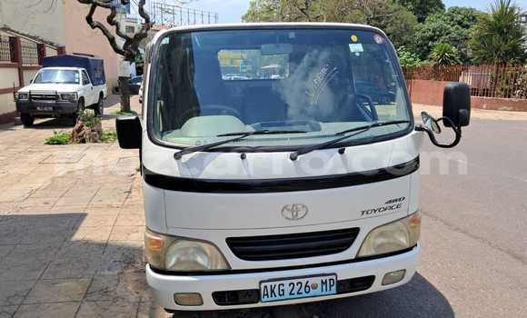 Comprar Novo Toyota HiAce Branco Caminhão em Maputo em Maputo Comprar Novo Toyota HiAce Branco Caminhão em Maputo em Maputo