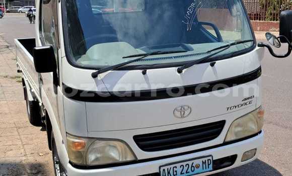 Comprar Novo Toyota HiAce Branco Caminhão em Maputo em Maputo Comprar Novo Toyota HiAce Branco Caminhão em Maputo em Maputo