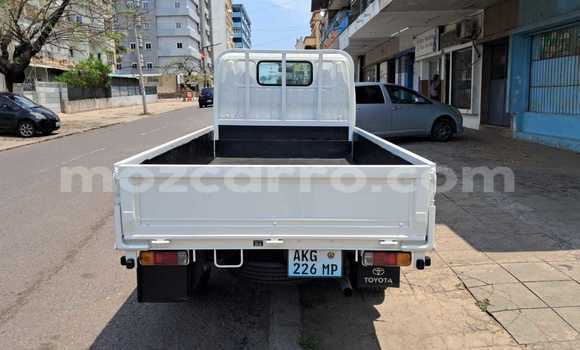 Comprar Novo Toyota HiAce Branco Caminhão em Maputo em Maputo Comprar Novo Toyota HiAce Branco Caminhão em Maputo em Maputo