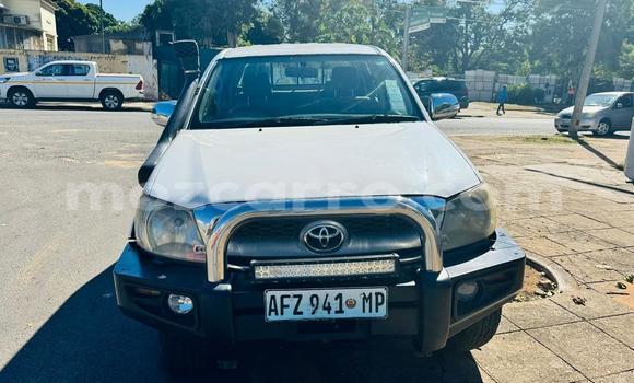 Buy Used Toyota Hilux White Car in Maputo in Maputo