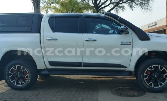 Nunua Ilio tumika Toyota Hilux Nyeupe Gari ndani ya Maputo nchini Maputo Nunua Ilio tumika Toyota Hilux Nyeupe Gari ndani ya Maputo nchini Maputo