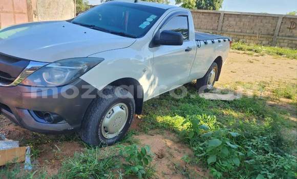 Nunua Ilio tumika Mazda BT-50 Nyeupe Gari ndani ya Maputo nchini Maputo Nunua Ilio tumika Mazda BT-50 Nyeupe Gari ndani ya Maputo nchini Maputo