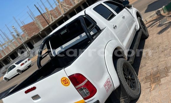 Nunua Ilio tumika Toyota Hilux Nyeupe Gari ndani ya Maputo nchini Maputo Nunua Ilio tumika Toyota Hilux Nyeupe Gari ndani ya Maputo nchini Maputo