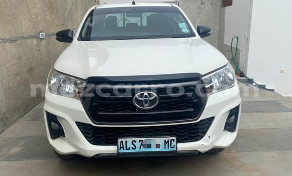 Buy Used Toyota Hiluxe Revo White Car in Maputo in Maputo