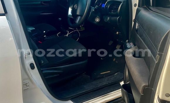 Nunua Ilio tumika Toyota Hilux Nyeupe Gari ndani ya Maputo nchini Maputo Nunua Ilio tumika Toyota Hilux Nyeupe Gari ndani ya Maputo nchini Maputo