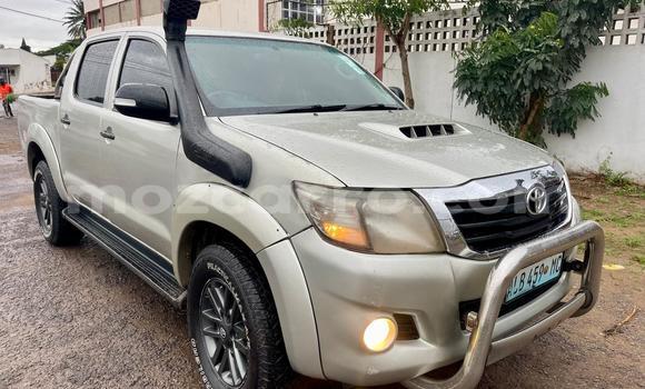 Comprar Usado Toyota Hilux Bege Carro em Maputo em Maputo