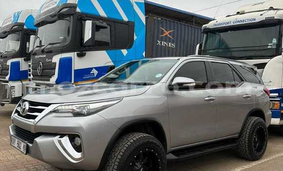 Nunua Ilio tumika Toyota Fortuner Beige Gari ndani ya Maputo nchini Maputo