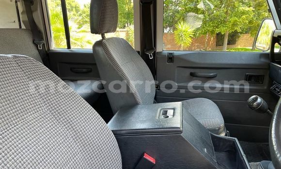 Tenga Tsaru Land Rover Defender Chena Mota in Maputo in Maputo Tenga Tsaru Land Rover Defender Chena Mota in Maputo in Maputo