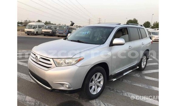 Tenga Imported Toyota Highlander Zvimwe Mota in Import - Dubai in Cabo Delgado Tenga Imported Toyota Highlander Zvimwe Mota in Import - Dubai in Cabo Delgado