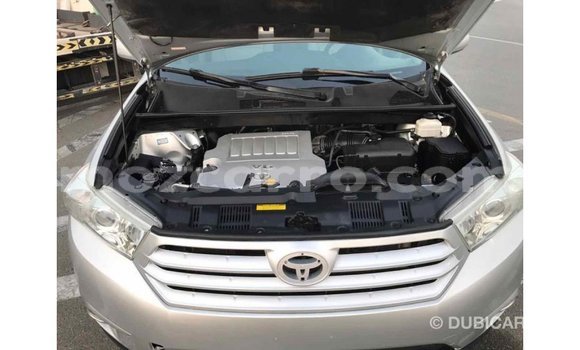 Tenga Imported Toyota Highlander Zvimwe Mota in Import - Dubai in Cabo Delgado Tenga Imported Toyota Highlander Zvimwe Mota in Import - Dubai in Cabo Delgado