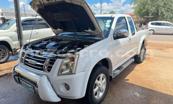 Comprar Usado Isuzu KB Branco Carro em Maputo em Maputo Comprar Usado Isuzu KB Branco Carro em Maputo em Maputo