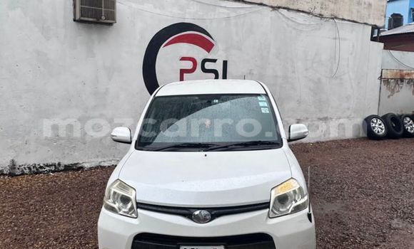 Comprar Usado Toyota Sienta Branco Carro em Maputo em Maputo