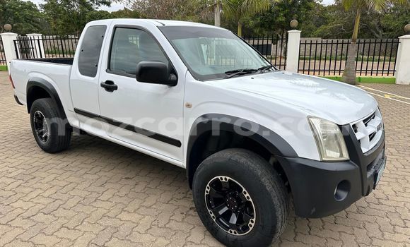 Comprar Usado Isuzu KB Branco Carro em Maputo em Maputo Comprar Usado Isuzu KB Branco Carro em Maputo em Maputo