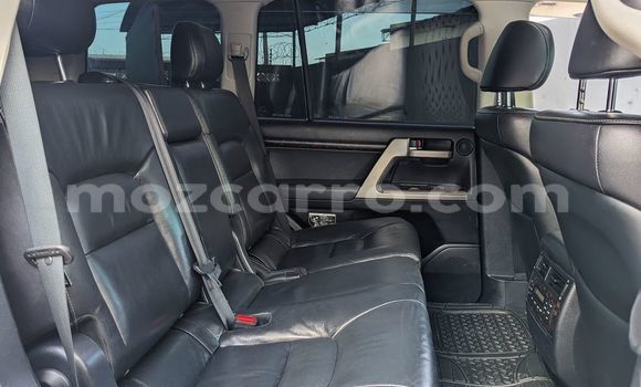 Nunua Ilio tumika Toyota Land Cruiser Prado Nyeupe Gari ndani ya Maputo nchini Maputo Nunua Ilio tumika Toyota Land Cruiser Prado Nyeupe Gari ndani ya Maputo nchini Maputo