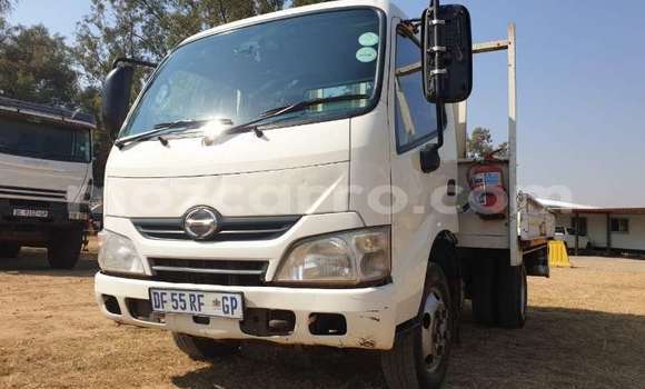 Comprar Usado Hino 300 Series Branco Caminhão em Maputo em Maputo