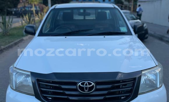 Buy Used Toyota Hilux White Car in Maputo in Maputo