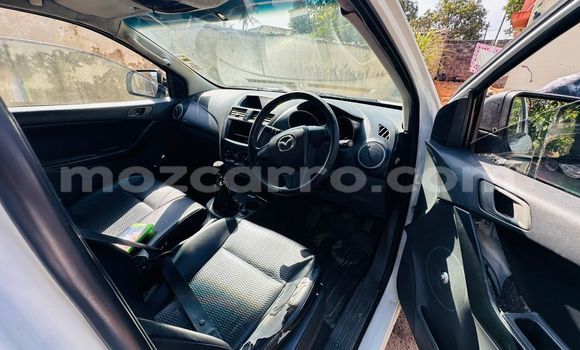 Nunua Ilio tumika Mazda BT-50 Nyeupe Gari ndani ya Maputo nchini Maputo Nunua Ilio tumika Mazda BT-50 Nyeupe Gari ndani ya Maputo nchini Maputo