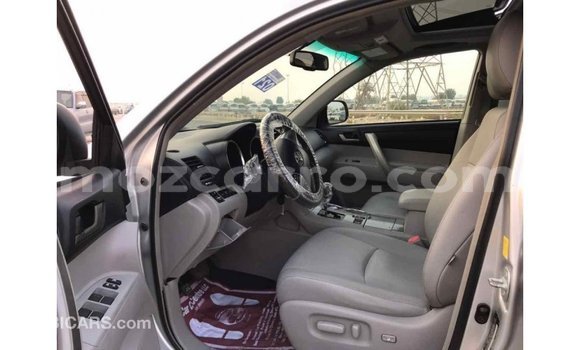 Tenga Imported Toyota Highlander Zvimwe Mota in Import - Dubai in Cabo Delgado Tenga Imported Toyota Highlander Zvimwe Mota in Import - Dubai in Cabo Delgado