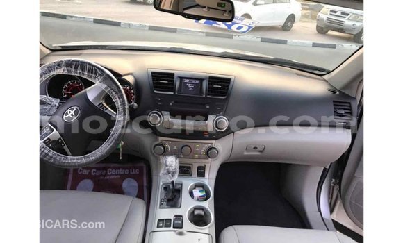 Tenga Imported Toyota Highlander Zvimwe Mota in Import - Dubai in Cabo Delgado Tenga Imported Toyota Highlander Zvimwe Mota in Import - Dubai in Cabo Delgado