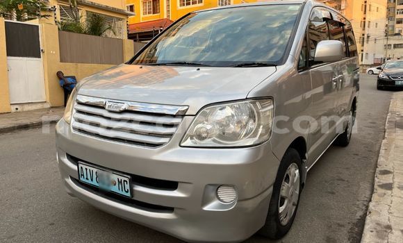 Comprar Usado Toyota Noah Prata Carro em Maputo em Maputo