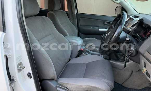 Nunua Ilio tumika Toyota Hilux Nyeupe Gari ndani ya Maputo nchini Maputo Nunua Ilio tumika Toyota Hilux Nyeupe Gari ndani ya Maputo nchini Maputo