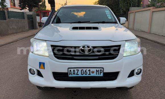 Comprar Usado Toyota Hilux Branco Carro em Maputo em Maputo
