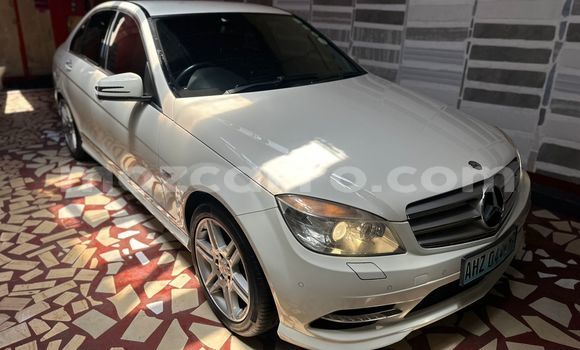 Nunua Ilio tumika Mercedes-Benz C250 coupe Nyeupe Gari ndani ya Maputo nchini Maputo