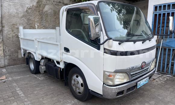 Nunua Ilio tumika Toyota Dyna Nyeupe Gari ndani ya Maputo nchini Maputo Nunua Ilio tumika Toyota Dyna Nyeupe Gari ndani ya Maputo nchini Maputo