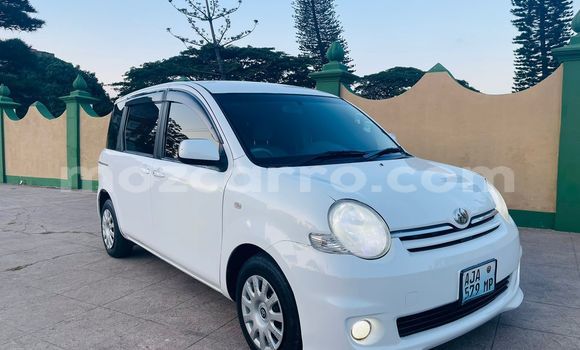Tenga Tsaru Toyota Sienta Chena Mota in Maputo in Maputo