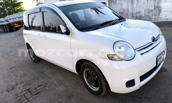 Comprar Usado Toyota Sienta Branco Carro em Maputo em Maputo