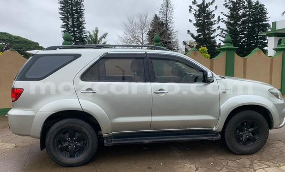 Nunua Ilio tumika Toyota Fortuner Fedha Gari ndani ya Maputo nchini Maputo Nunua Ilio tumika Toyota Fortuner Fedha Gari ndani ya Maputo nchini Maputo
