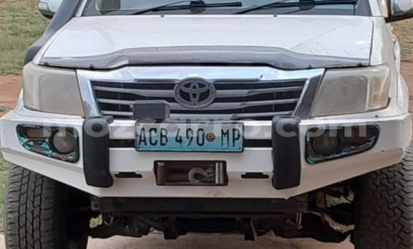 Comprar Usado Toyota Hilux Branco Carro em Maputo em Maputo