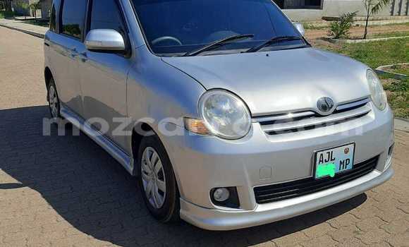 Comprar Usado Toyota Sienta Prata Carro em Maputo em Maputo