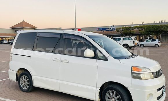 Comprar Usado Toyota Voxy Branco Carro em Maputo em Maputo