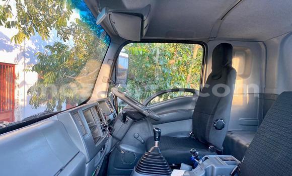 Comprar Usado Isuzu 117 Branco Carro em Maputo em Maputo Comprar Usado Isuzu 117 Branco Carro em Maputo em Maputo