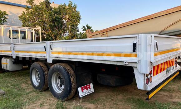 Comprar Usado Isuzu 117 Branco Carro em Maputo em Maputo Comprar Usado Isuzu 117 Branco Carro em Maputo em Maputo