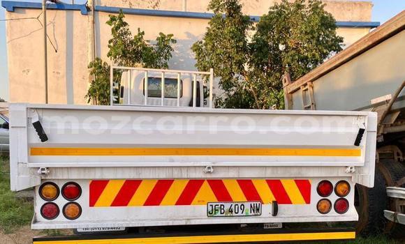 Comprar Usado Isuzu 117 Branco Carro em Maputo em Maputo Comprar Usado Isuzu 117 Branco Carro em Maputo em Maputo