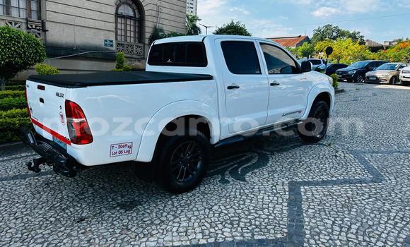 Nunua Ilio tumika Toyota Hilux Nyeupe Gari ndani ya Maputo nchini Maputo Nunua Ilio tumika Toyota Hilux Nyeupe Gari ndani ya Maputo nchini Maputo