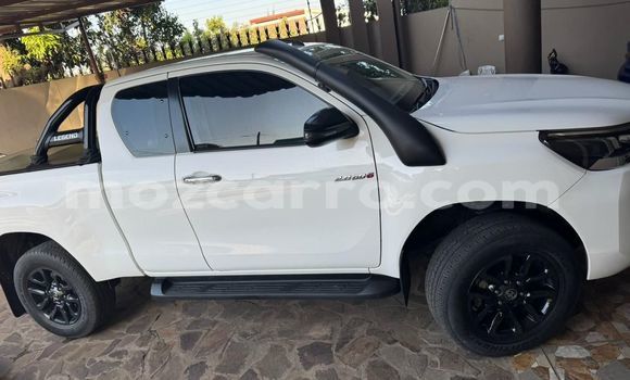 Buy Used Toyota Hiluxe Revo White Car in Maputo in Maputo
