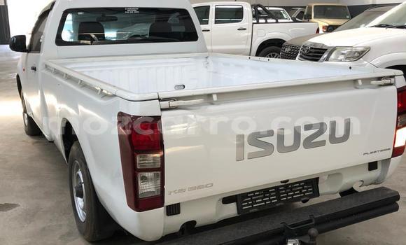 Comprar Usado Isuzu KB Branco Carro em Maputo em Maputo Comprar Usado Isuzu KB Branco Carro em Maputo em Maputo
