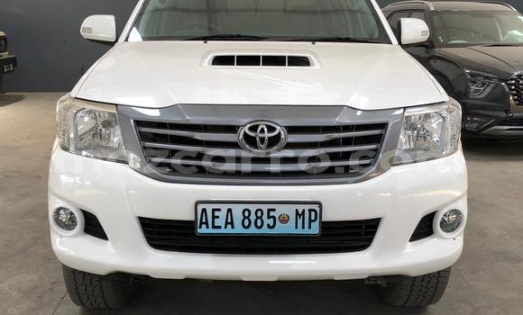 Comprar Usado Toyota Hilux Branco Carro em Maputo em Maputo
