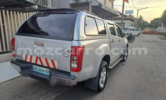 Comprar Usado Isuzu KB Preto Carro em Maputo em Maputo Comprar Usado Isuzu KB Preto Carro em Maputo em Maputo