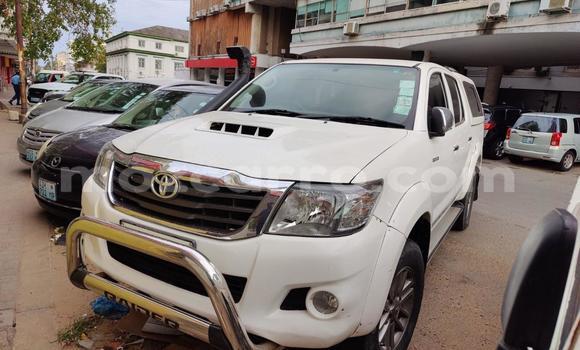 Comprar Usado Toyota Hilux Branco Carro em Maputo em Maputo