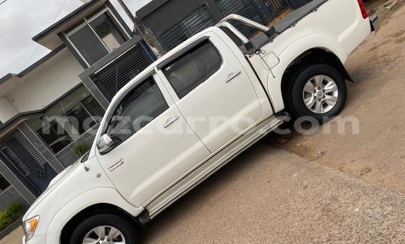 Buy Used Toyota Hilux White Car in Maputo in Maputo