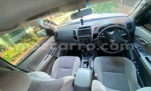 Nunua Ilio tumika Toyota Hilux Nyeupe Gari ndani ya Maputo nchini Maputo Nunua Ilio tumika Toyota Hilux Nyeupe Gari ndani ya Maputo nchini Maputo