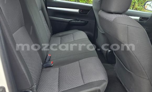Nunua Ilio tumika Toyota Hilux Nyeupe Gari ndani ya Maputo nchini Maputo Nunua Ilio tumika Toyota Hilux Nyeupe Gari ndani ya Maputo nchini Maputo